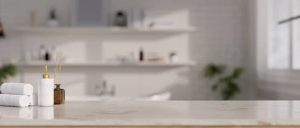 背景のぼやけた白い浴室の上のプロダクト表示のためのタオル シャンプーボトルとコピースペース付きの浴室のカウンター 3Dレンダリング 3Dイラスト — ストック写真