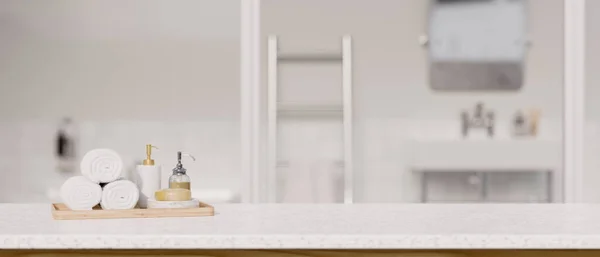 タオル シャンプーボトル 背景にぼやけた現代的な白いバスルームの上にあなたの製品のディスプレイをモンタージュのためのコピースペースを備えたモダンな白い石のバスルームのテーブルトップ 3Dレンダリング 3Dイラスト — ストック写真