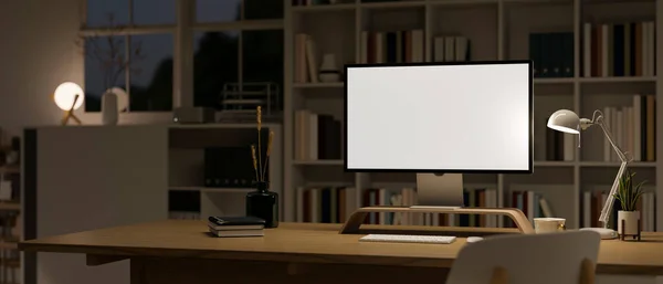 Modernes Büro Der Nacht Mit Desktop Computerattrappe Tischlampe Und Accessoires — Stockfoto