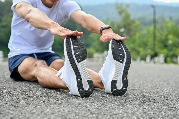 Actieve Knappe Aziatische Atletische Man Sportkleding Hardloopschoenen Strekken Zijn Benen — Stockfoto