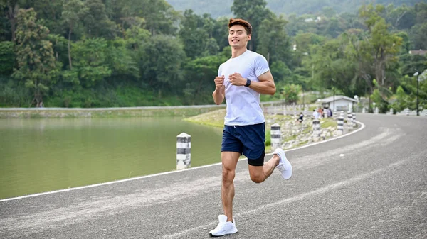 Actieve Knappe Aziatische Atletische Man Sportkleding Hardloopschoenen Loopt Langs Het — Stockfoto