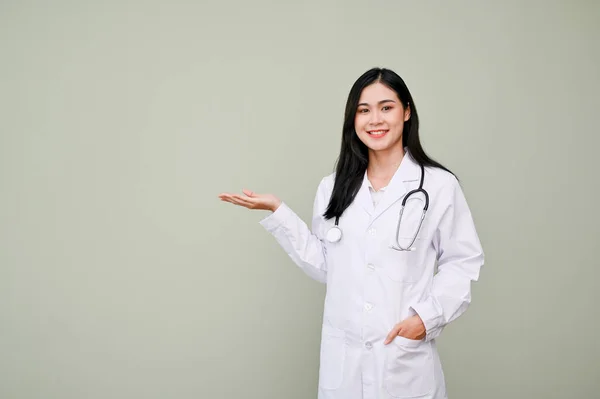 Médica Asiática Bonita Profissional Uniforme Com Estetoscópio Palma Aberta Sorrindo — Fotografia de Stock