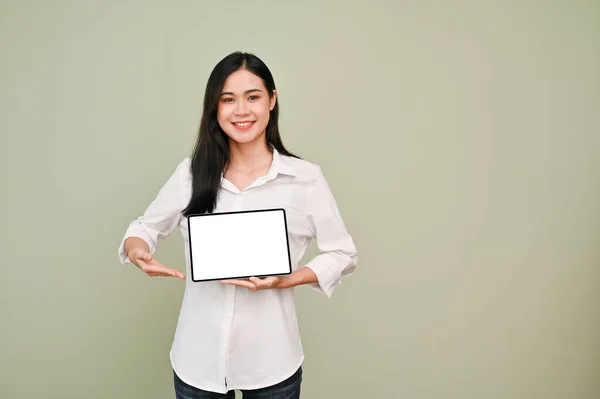 Mulher Asiática Bonita Jovem Roupas Casuais Mostrando Tablet Digital Tela — Fotografia de Stock