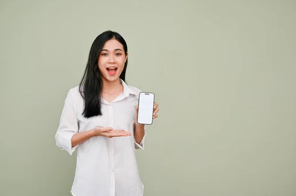 Здивована Схвильована Молода Азіатка Повсякденному Одязі Показує Смартфон Білого Екрану — стокове фото