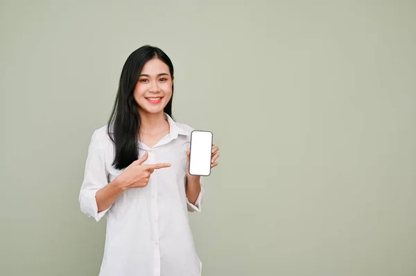 Beyaz Tişörtlü Yakışıklı Gülümseyen Asyalı Kadın Gri Arka Planda Duran — Stok fotoğraf
