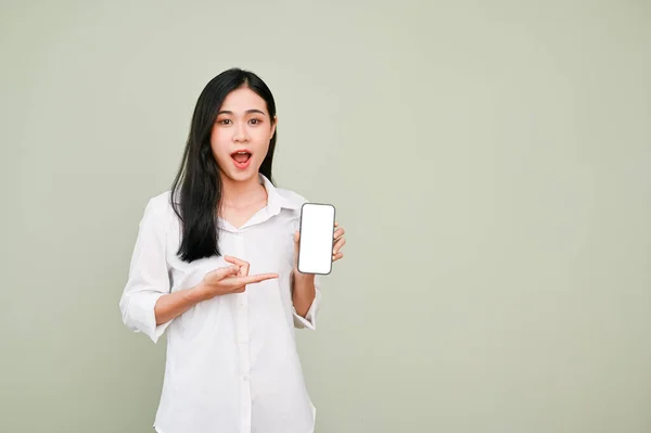 Verbazingwekkend Geschokt Verrast Jonge Aziatische Vrouw Wit Shirt Wijzend Vinger — Stockfoto
