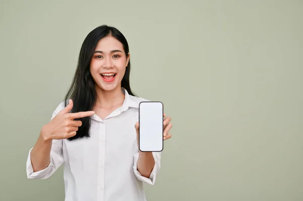 Aantrekkelijke Vrolijke Jonge Aziatische Vrouw Wit Shirt Wijzend Vinger Naar — Stockfoto