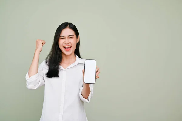 Щаслива Чарівна Молода Азіатка Білій Сорочці Показує Смартфон Білого Екрану — стокове фото