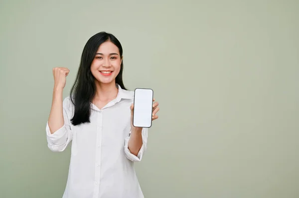 Красива Усміхнена Молода Азіатка Білій Сорочці Показує Смартфон Білий Екран — стокове фото