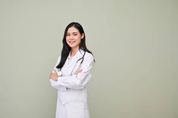 Profissional Bem Sucedido Jovem Médico Asiático Uniforme Com Braços Estetoscópio — Fotografia de Stock