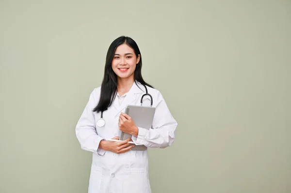 Profesional Atractivo Joven Asiática Médico Uniforme Con Estetoscopio Sosteniendo Una — Foto de Stock