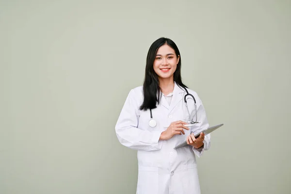Professionnel Attrayant Jeune Médecin Asiatique Uniforme Avec Stéthoscope Tenant Une — Photo