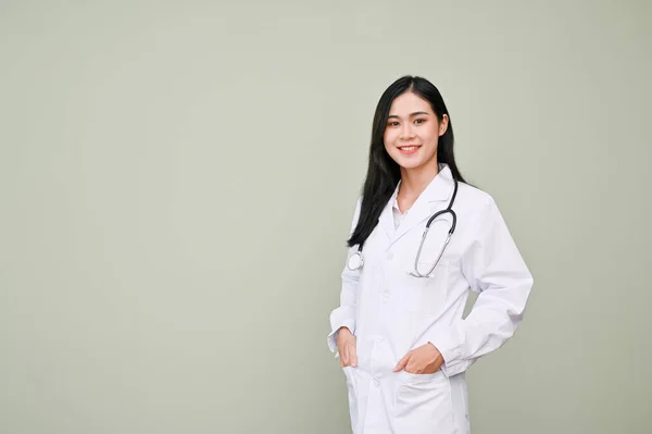Professionele Mooie Aziatische Vrouwelijke Arts Uniform Met Stethoscoop Staan Tegen — Stockfoto