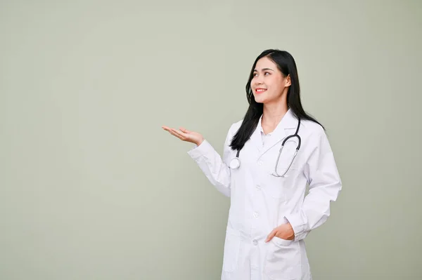 Attraktiv Vacker Ung Asiatisk Kvinnlig Läkare Vit Klänning Står Över — Stockfoto