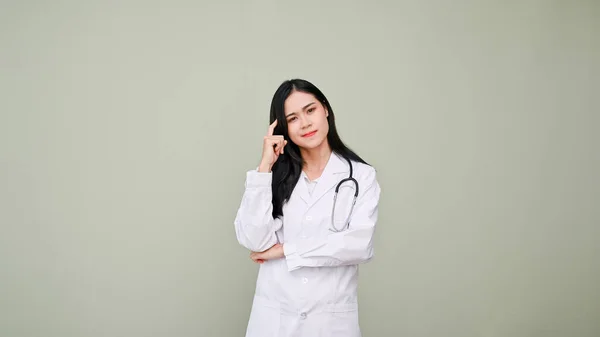Tankeväckande Charmig Ung Asiatisk Kvinnlig Läkare Uniform Tittar Kameran Tänker — Stockfoto