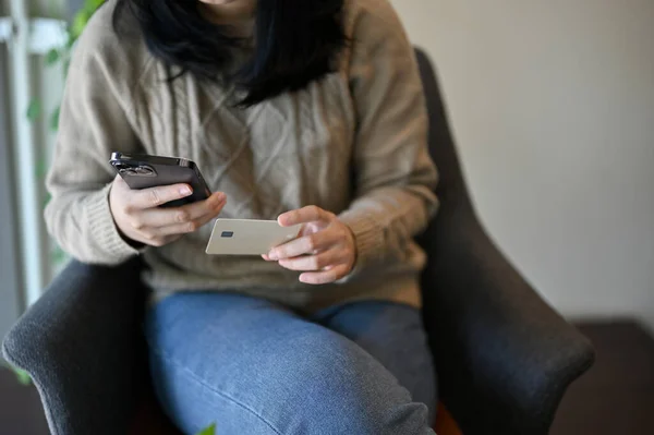 Çekici Genç Asyalı Kadın Koltuğunda Oturuyor Elinde Kredi Kartı Telefonu — Stok fotoğraf