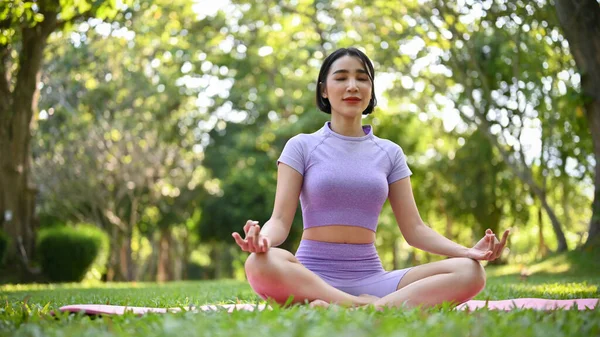 Hermosa Joven Asiática Ropa Deportiva Meditando Esterilla Yoga Tomando Una — Foto de Stock
