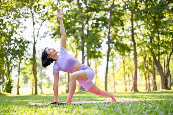Atractiva Mujer Asiática Milenaria Ropa Deportiva Practicando Yoga Haciendo Parivrtta — Foto de Stock