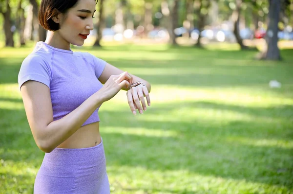 Close Image Healthy Millennial Asian Female Sportswear Checking Her Heart —  Fotos de Stock