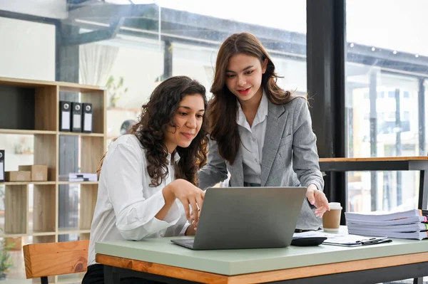 Duas Lindas Empresárias Caucasianas Milenares Olhando Para Tela Laptop Trabalhando — Fotografia de Stock