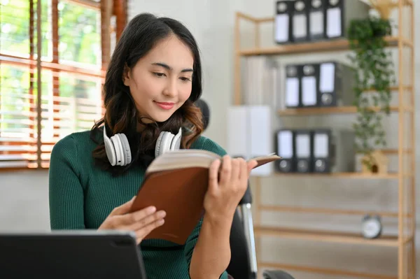 Charmante Und Entspannte Junge Asiatinnen Lesen Ihrem Büroarbeitsplatz Ein Buch — Stockfoto