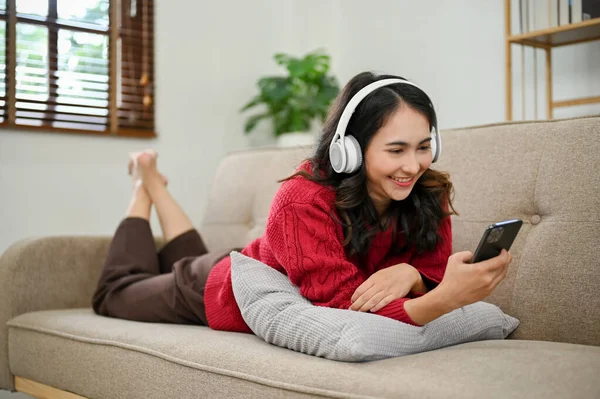 Приваблива Щаслива Дівчина Азії Одягнена Навушники Слухаючи Музику Використовує Свій — стокове фото