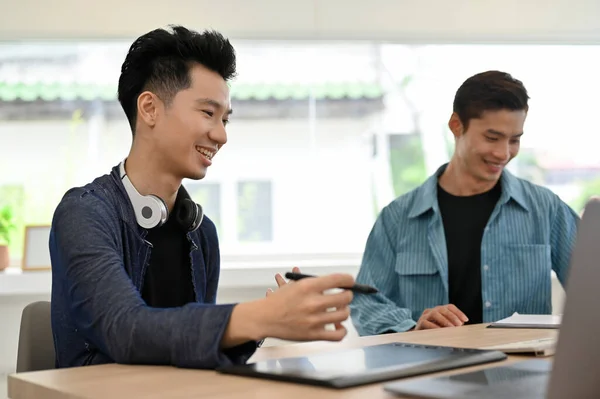 两名聪明的千年亚洲男性网络开发者在会上进行了讨论和合作 — 图库照片
