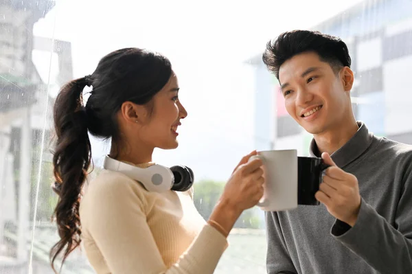 Charmant Jeune Asiatique Bureau Couple Debout Par Fenêtre Avoir Après — Photo