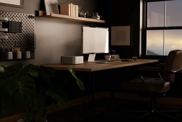 时尚的黑暗的家庭办公室室内设计与计算机模型和配件在桌子上的黑墙 流行的工作空间概念 3D渲染 3D说明 — 图库照片