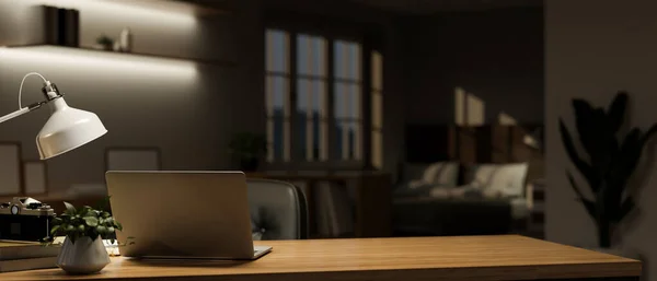 最低限度的家庭工作空间在夜间与笔记本电脑 配件和复制空间 产品展示在木制桌子上模糊的黑暗房间的背景 3D渲染 3D说明 — 图库照片