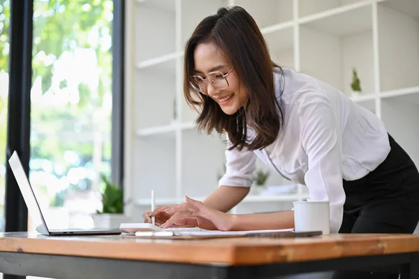Preciosa Millennial Asiática Mujer Negocios Contadora Apoyada Trabajando Mesa Usando —  Fotos de Stock