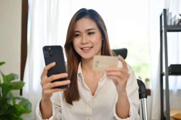 Charmante Mooie Aziatische Vrouw Zit Achter Haar Bureau Met Een — Stockfoto