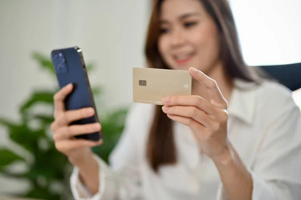 Een Mooie Jonge Aziatische Vrouw Met Een Smartphone Een Creditcard — Stockfoto