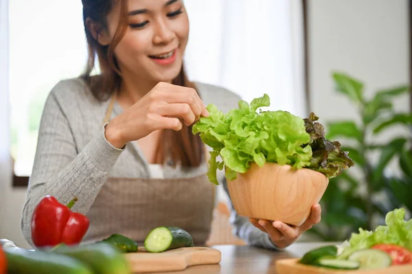 迷人而健康的年轻亚洲女性在厨房里为新鲜美味的绿色沙拉准备配料 福利生活方式概念 — 图库照片
