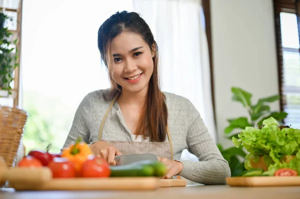 Encantadora Milenar Asiática Dona Casa Feminina Cortando Pepino Preparando Ingrediente — Fotografia de Stock