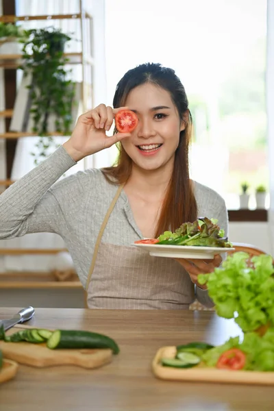 Retrato Atraente Bela Jovem Asiática Segurando Prato Salada Fresca Orgânica — Fotografia de Stock