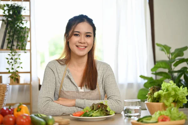 迷人的年轻亚洲女性坐在餐桌旁 端着自制沙拉和新鲜蔬菜 福利生活方式概念 — 图库照片