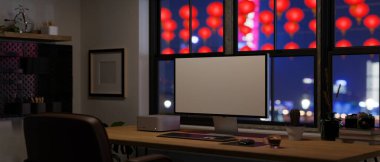 Modern ofis masası ya da gece evde çalışma alanı. Masasında Çin fenerleri ve gece lambaları olan masaüstü bilgisayarı var. 3d görüntüleme, 3d illüstrasyon