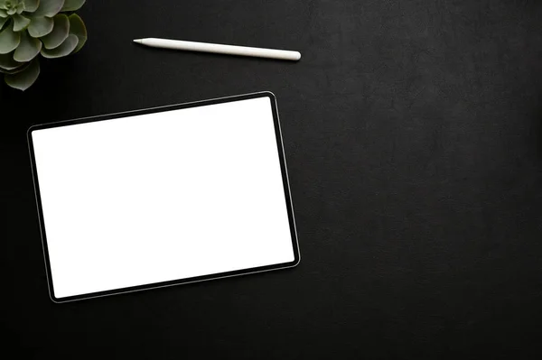 Moderne Zwarte Werkruimte Met Digitale Tablet Touchpad Wit Scherm Mockup — Stockfoto