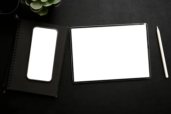 Moderno Spazio Lavoro Con Smartphone Tablet Digitale Mockup Schermo Bianco — Foto Stock