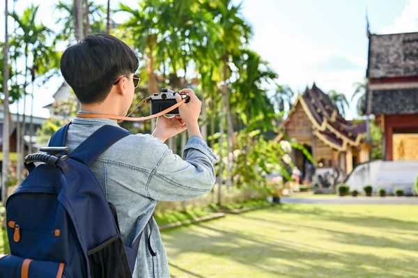 Knappe Jonge Aziatische Mannelijke Reiziger Backpacker Met Behulp Van Zijn — Stockfoto