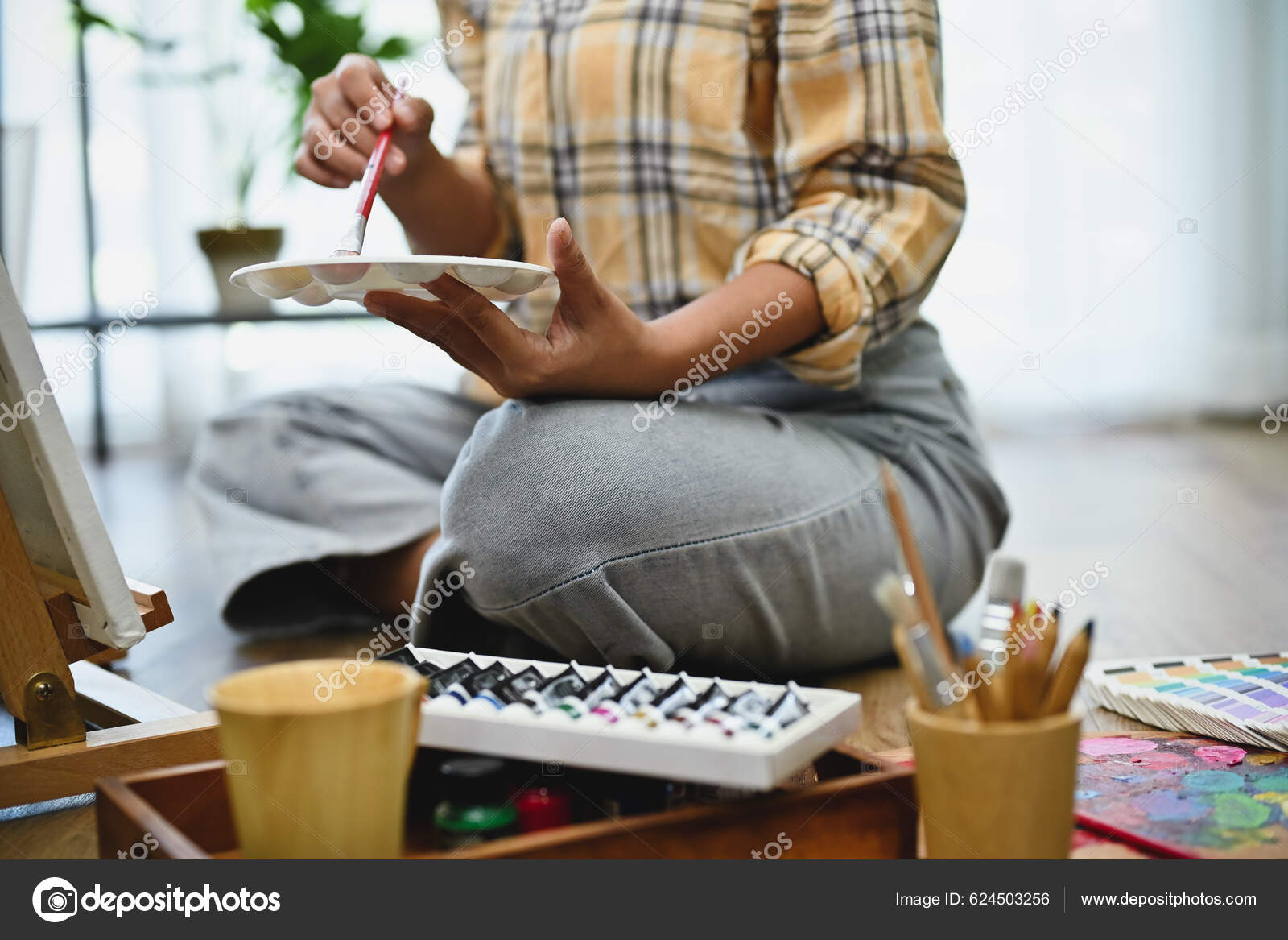 Artista feminina pintando imagens em tela pintor com paleta de