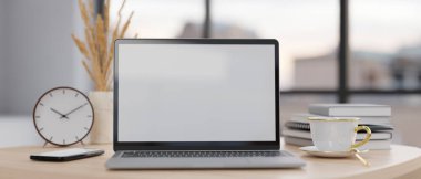 Taşınabilir dizüstü bilgisayarı, beyaz ekran modeli, çalar saati, akıllı telefonu, kahve fincanı ve ahşap masadaki kitabı olan minimum çalışma alanı. Görüntüyü yaklaştır. 3d görüntüleme, 3d illüstrasyon