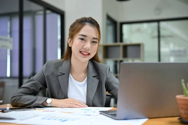 Aantrekkelijke Prachtige Jonge Aziatische Vrouwelijke Zakenvrouw Vrouwelijke Financiële Analist Werken — Stockfoto