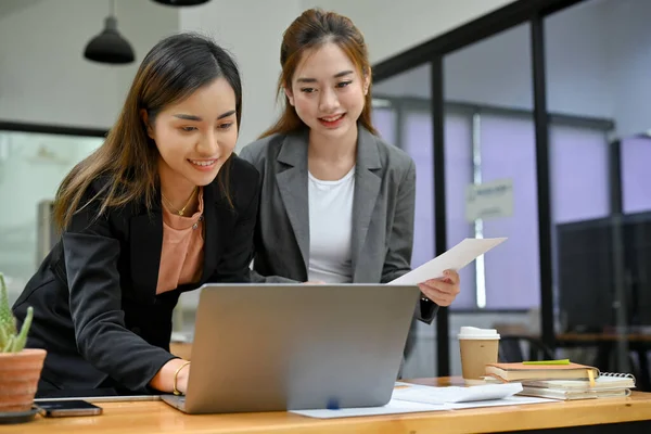 Dos Empresarias Asiáticas Profesionales Mujeres Equipo Marketing Trabajando Juntas Oficina —  Fotos de Stock