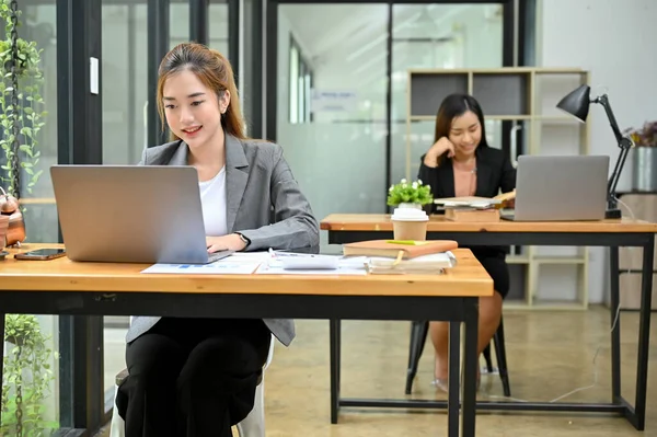 Twee Jonge Aziatische Vrouwelijke Kantoormedewerker Concentreren Werken Aan Hun Taken — Stockfoto