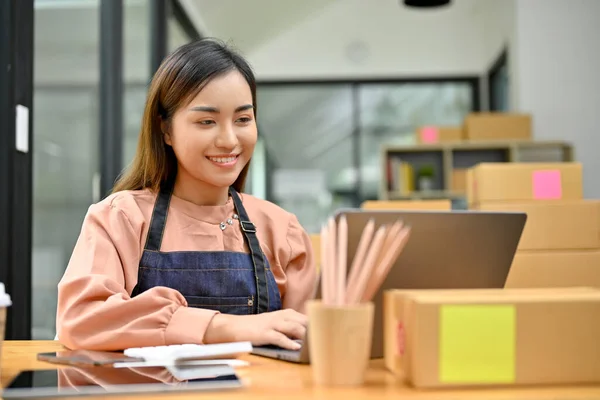 Gyönyörű Fiatal Ázsiai Kereskedelmi Üzleti Startup Ellenőrzi Megrendelések Laptop Számítógép — Stock Fotó
