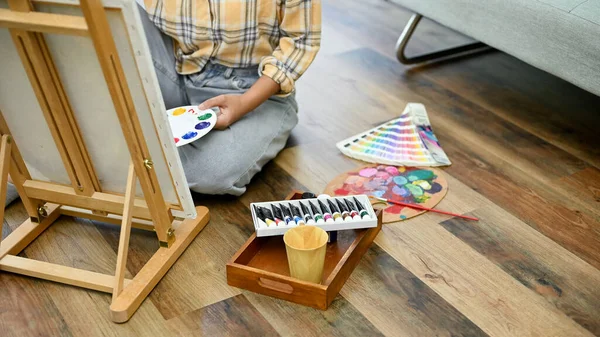 Een Vrouwelijke Schilder Oefent Tekenen Schilderen Haar Doek Haar Huiskamer — Stockfoto
