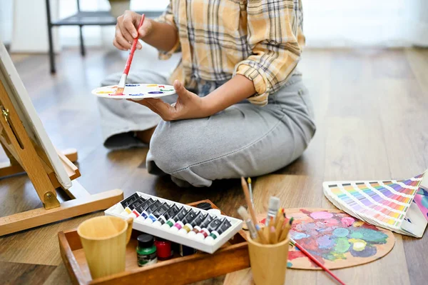 Female Sits Studio Floor Holding Palette Doing Some Artwork Painting — Stock Photo, Image