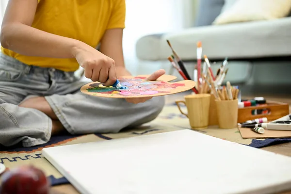 Uma Pintora Estudante Escola Senta Chão Sala Estar Segurando Uma — Fotografia de Stock